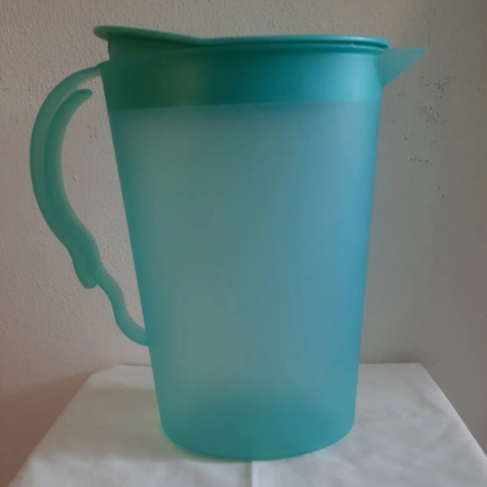 Tupperware Impressions 2.1L/8.75 Cups Oval Pitcher Rocker Top Teal Green